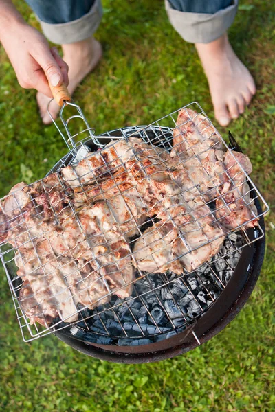 Viande grillée sur un barbecue au charbon de bois — Photo