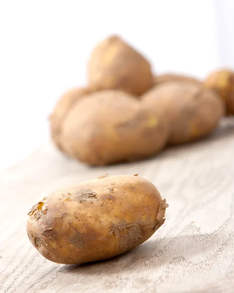 Aardappel op een bruine tabel — Stockfoto