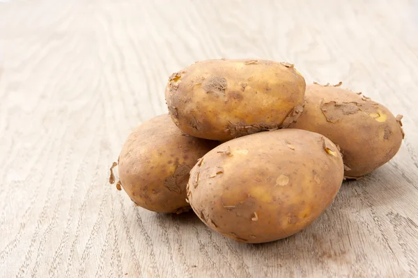 Stapel van aardappelen op een tafel — Stockfoto