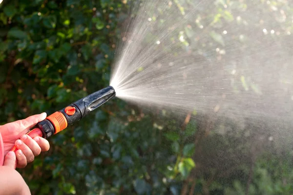 Wasser aus einem Gartenschlauch — Stockfoto