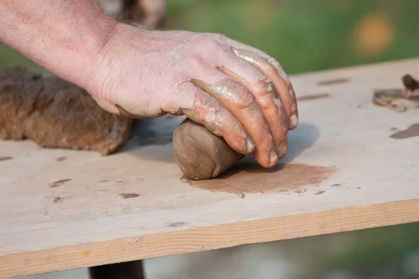 Hand van potter vorming van natte klei — Stockfoto