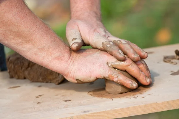 Handen van potter vorming van natte klei — Stockfoto