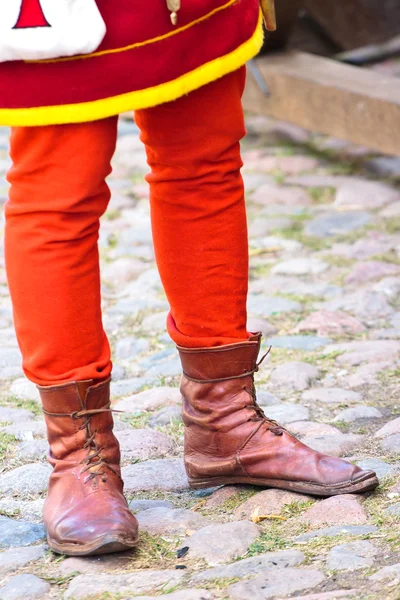 Pernas de um homem nas botas de uma idade escura — Fotografia de Stock