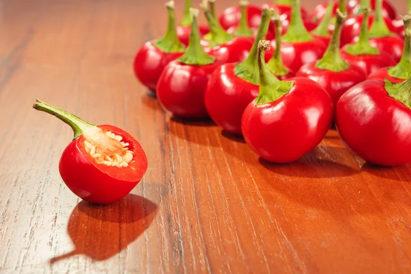 Runda heta kylig paprika på ett bord — Stockfoto