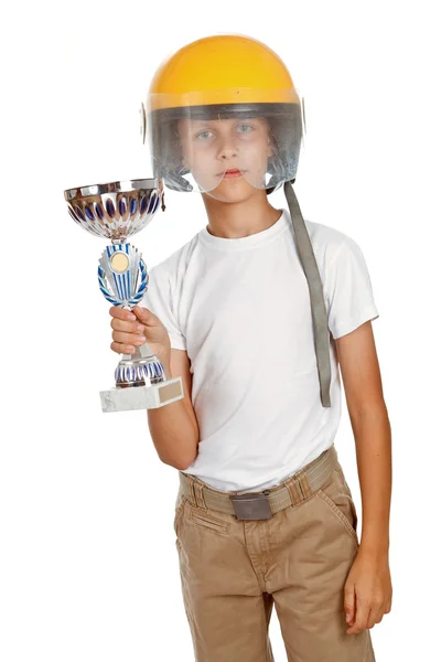 Мальчик в жёлтом шлеме держит спортивный кубок — стоковое фото
