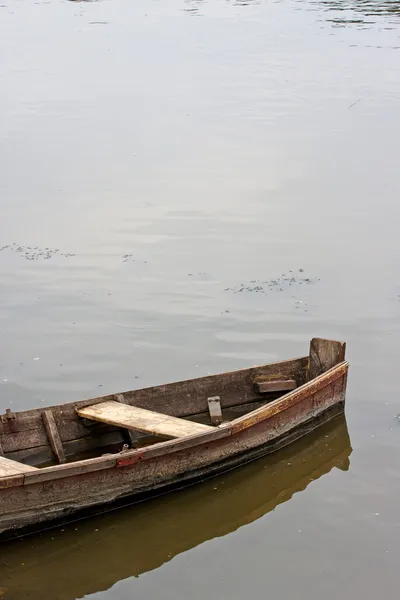 湖の中のボート — ストック写真