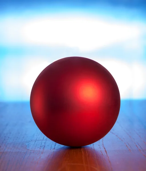 Palla rossa contro sfondo blu — Foto Stock