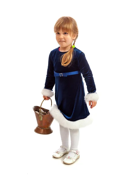 小女孩抱着用石头马口铁桶子 — 图库照片