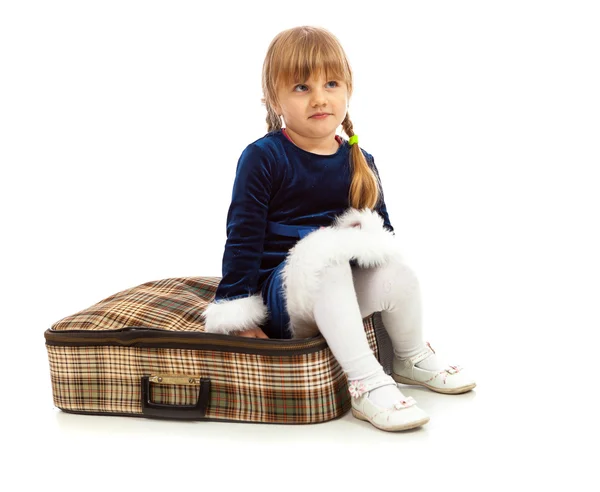 Kleines Mädchen sitzt auf großem Reisekoffer — Stockfoto