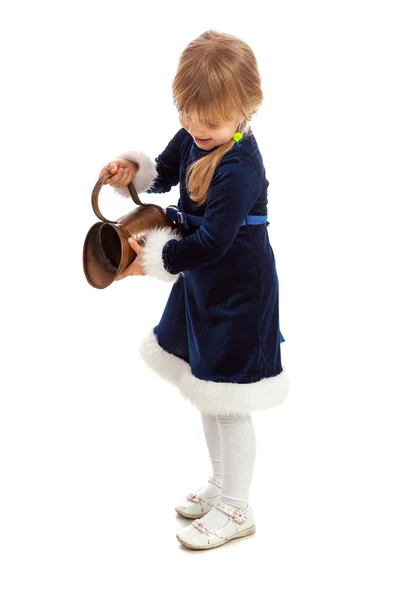 Kleines Mädchen in blauem Kleid gießt aus Blechkanne — Stockfoto