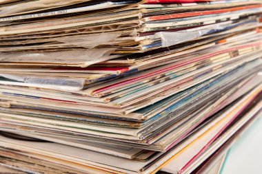 eski vinil kayıtlar yığını