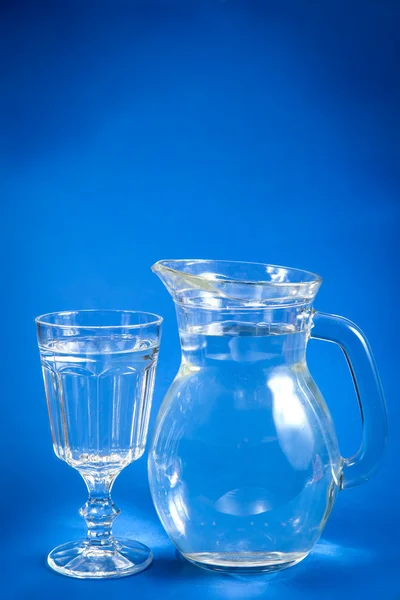 Стеклянный кувшин и стакан воды — стоковое фото