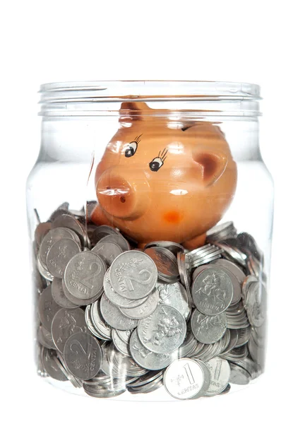 Glazen pot met munten en keramische piggy bank — Stockfoto