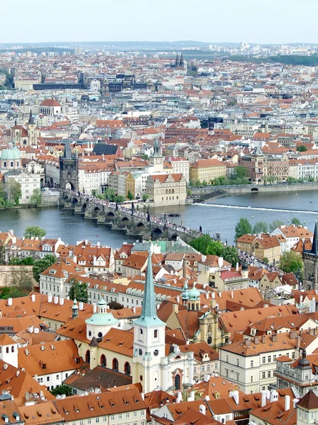 Centrum van Praag met charles bridge van bovenaf — Stockfoto
