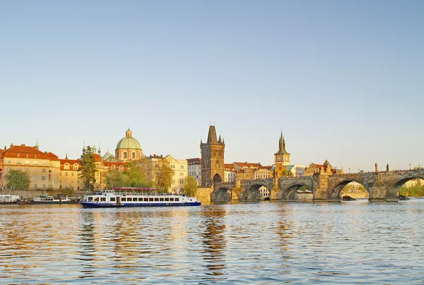 Charles Bridge of Prague with a boat on river Vltava — Stock Photo, Image