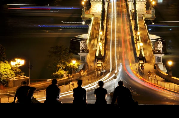 Joven en el Puente de Cadena de Budapest, Hungría —  Fotos de Stock