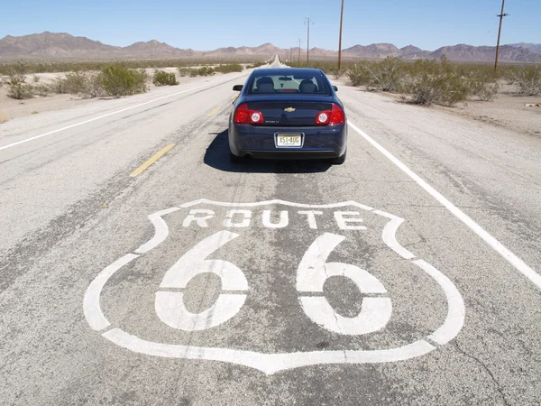 Carro com o famoso sinal da Rota 66 — Fotografia de Stock