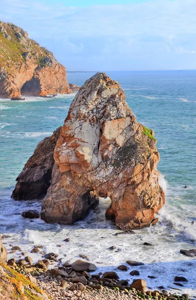 Scogliere rocciose in riva al mare (Cabo da Roca, Portogallo ) — Foto Stock