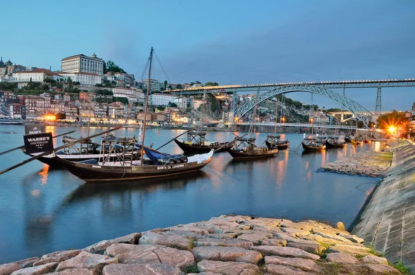 Винные лодки на реке Дору, Порту, Португалия — стоковое фото