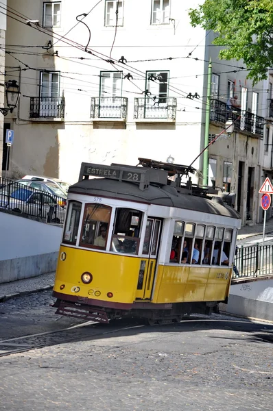 A famosa linha 28 eléctrico em Lisboa, Portugal — Fotografia de Stock