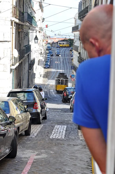 Лысый мужчина едет на трамвае в Лиссабоне, Португалия — стоковое фото