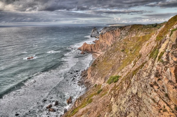 Falaises rocheuses au bord de la mer (Portugal ) — Photo