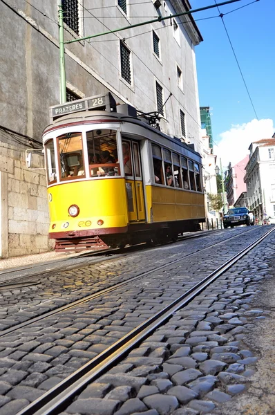 La famosa línea 28 tranvía en Lisboa, Portugal — Foto de Stock
