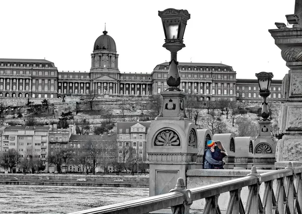 Young couple kissing on the famous bridge of Budapest — Stock Photo, Image