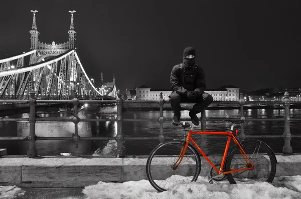 Cyclist sitting next to his red bike at Budapest — Stock Photo, Image