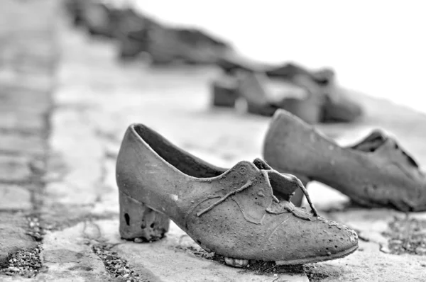 Metalen schoenen in budapest. Memorial voor de die werd neergeschoten — Stockfoto