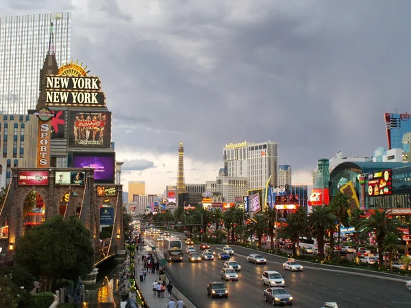 LAS VEGAS - SETEMBRO 25: Viagens de trânsito ao longo do Las Vegas st — Fotografia de Stock