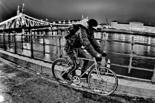 Cyklisté pohybující se u Dunaje v noci — Stock fotografie