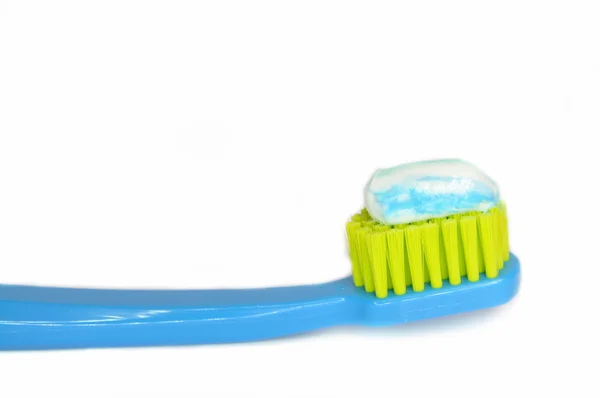 Escova de dentes e pasta de dentes isolada — Fotografia de Stock
