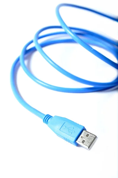 Câble USB bleu sur fond wite — Photo