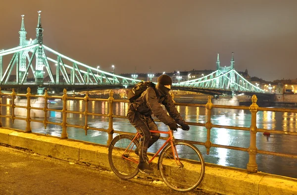Nehir Tuna gece hareketli bisikletçi — Stok fotoğraf