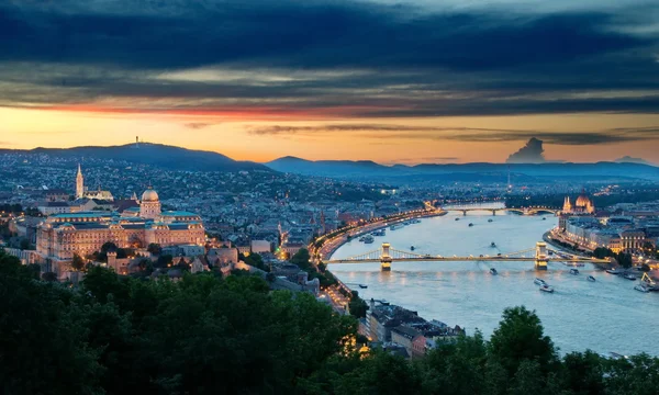 Панорамним видом на Будапешт в сутінках — стокове фото