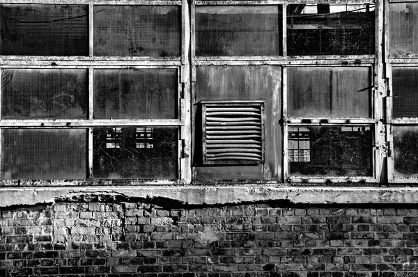 Janelas de uma antiga fábrica abandonada — Fotografia de Stock