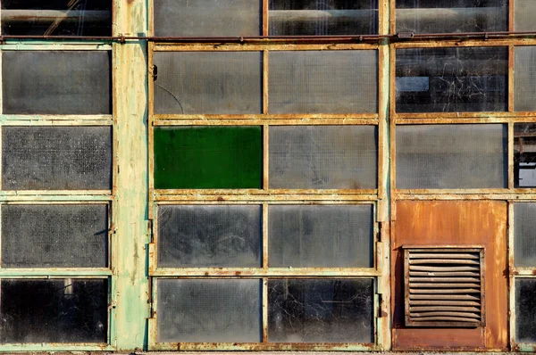 Ventanas de una antigua fábrica abandonada — Foto de Stock