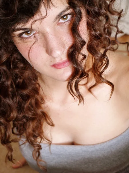 Gyönyörű fiatal nő göndör hajjal — Stock Fotó