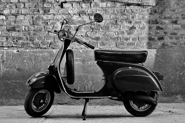 Bir duvarın önünde scooter — Stok fotoğraf