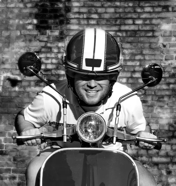 Усміхнений чоловік на скутері — стокове фото