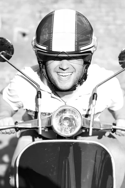 Молодий чоловік на скутері — стокове фото