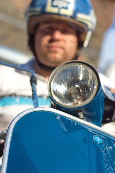 Jeune homme sur un scooter — Photo