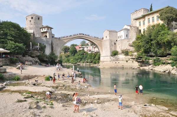 MOSTAR, BOSNIA-HERCEGOVINA HARUS 10: turis di jembatan tua — Stok Foto