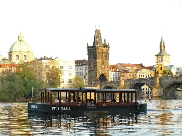 Charles bridge prague s lodí na řece Vltavě — Stock fotografie