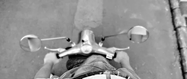 Волохатий хлопець на скутері — стокове фото