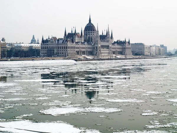 Parliament of Hungary and the icey river of Danube — Stock Photo, Image
