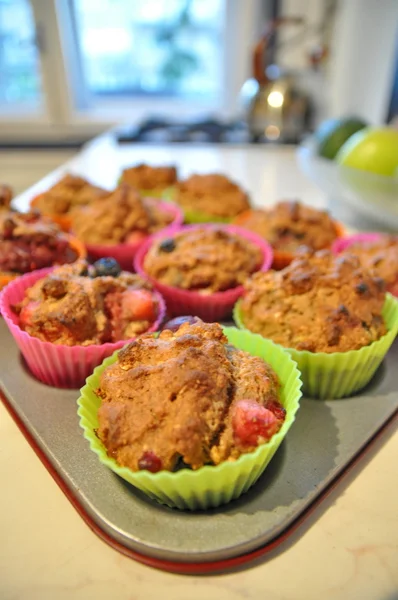 Főzés a muffinokat színes műanyag pohár — Stock Fotó