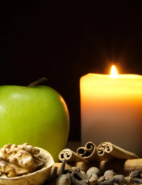 Mela verde, cannella, noce e candela — Foto Stock