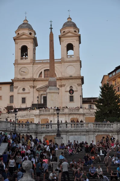 People sitting on the Spanish Steps in Rome — Stock Photo, Image